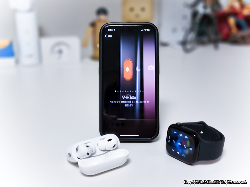 아이폰 진동모드, 에어팟프로2세대, 애플워치가 모여 있다.